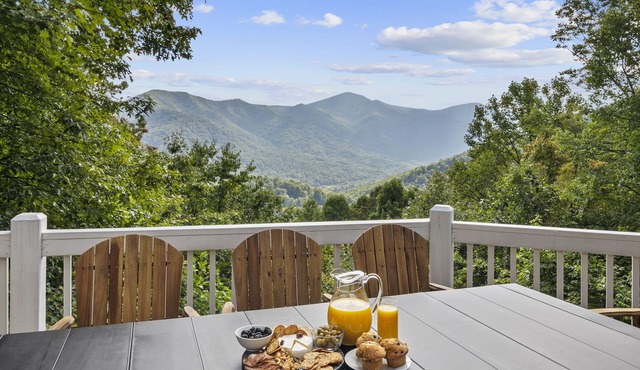 Smokey Mtn Retreat: YEAR-ROUND VIEWS! GAME ROOM! HOT TUB! GOLF & SKI NEARBY!