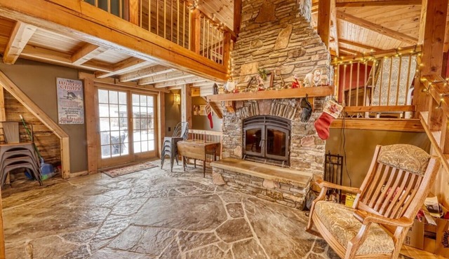 Smokey Valley Lodge 2 Bedroom Home by Redawning