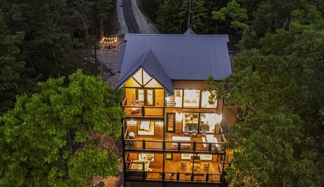 Smokies/modern'25 cabin/King bed/Indoor POOL/Hot tub/Theatre/Pet/Parking/privacy