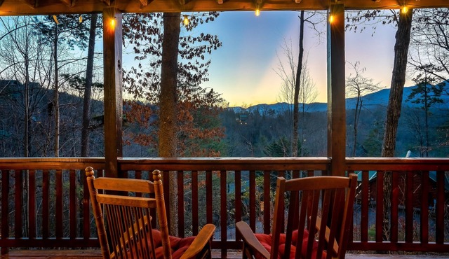 Smokies Spring & Summer Break: Arcade, Hot-Tub, BBQ, Movies, Gatlinburg
