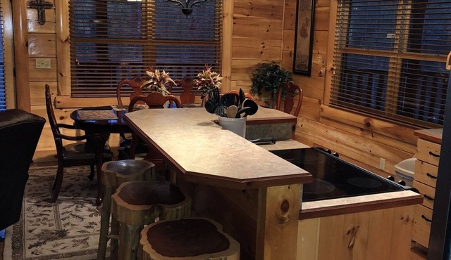 *Smoky Jambearee* Luxury Cabin in Smoky Cove Resort. Game Room, Pool, Hot Tub