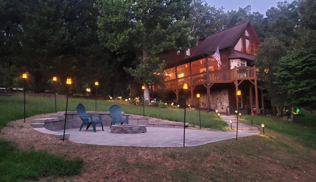 Smoky Mountain Cabin - HOT TUB - 2 Fireplaces - Fire Pit - Screened Deck