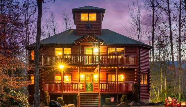 Smoky Mountain Cabin w/Private Pool, Jacuzzi Suites, Hot tub, Theater, & Views!