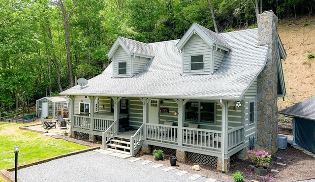 Smoky Mountain Cabin w/Hot Tub & View | Private - Cherokee & Bryson City