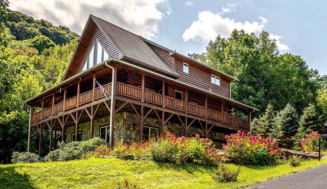 Smoky Mountain Dreams Luxury Log Cabin -mountains, creek, trail & playground.