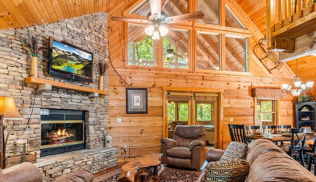 Smoky Mountain Lodge: Free Attraction Tickets, Hot Tub, Pool Table, Jacuzzi Tub & Close to PF