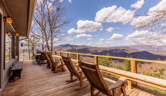 SMOKY MOUNTAIN MAGIC-SPECTACULAR VIEWS! 3 Bdrm, sleeps 8, Hot Tub, Close to NOC