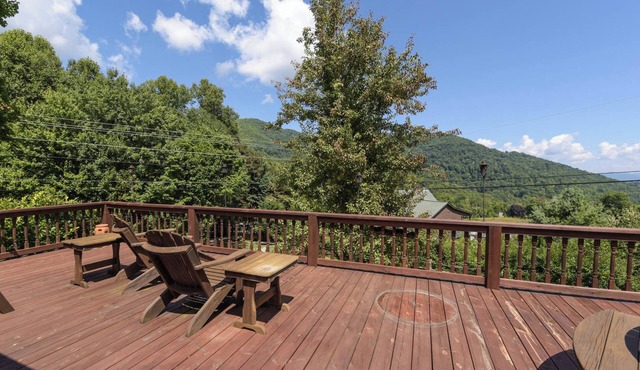 Smoky Mountain Mecca by AvantStay | Mountain Views