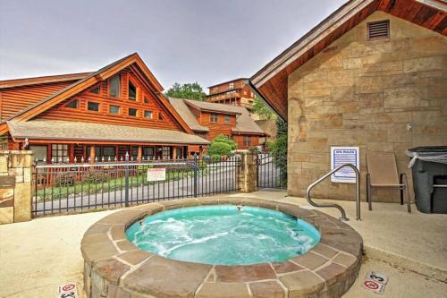 Smoky Mountain Retreat- Resort Cabin with modern amenities in the heart of PF