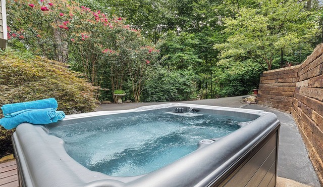 Smoky Mountains, 3K ft. elevation, Hot Tub, 5 acres trails, game room for kids