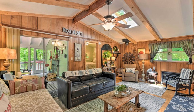 Smoky Mtn Cottage on Creek w/Lanai & Forest Views