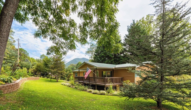 Smoky Mtn Riverfront Retreat firepit, deck, 4 bedrms near WCU on the Tuckaseegee