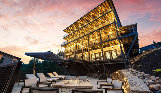 Smoky Mtn Ultra Luxury Cabin, 8Bsleeps26, IndoorPool, Pool Table, PS5, Waterpark