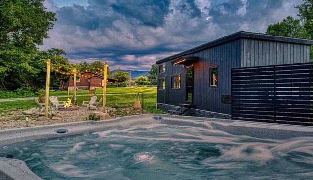 Smoky Nook Soak & S’mores - Luxury Tiny Home w/AC, Mountain Views & Fire-pit