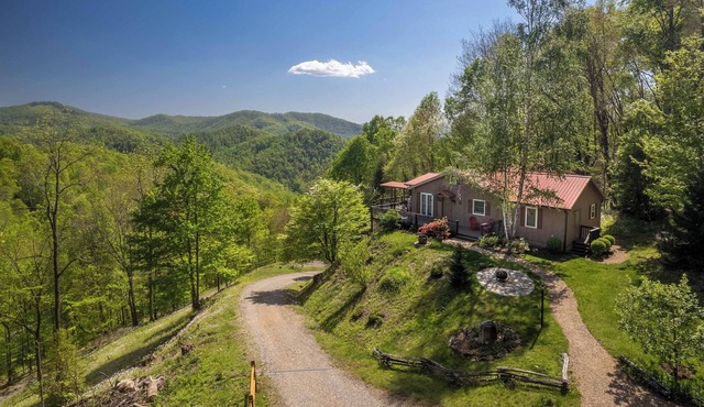 Smoky Ridge Retreat – Cozy 2BR/2BA Cabin with Mountain Views & Creek Sounds