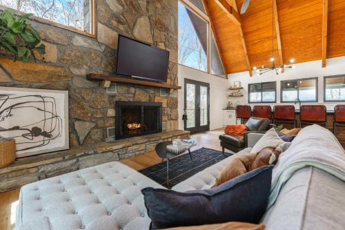 Smokys Landing Disc Golf Game Room Hot Tub