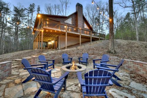 Smores Cabin Gas fireplace firepit hot tub comfy beds