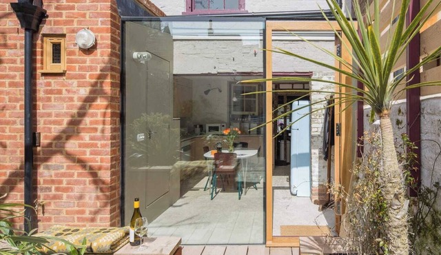 Smugglers Cottage – A Grade II listed 17th century cottage. Stylishly refurbished, this unique home blends historic charm with modern design, offering a characterful and comfortable stay in Margate Old Town.