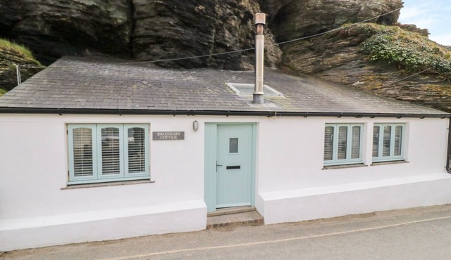 SMUGGLERS COTTAGE, pet friendly, with open fire in Tintagel