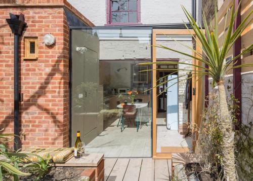 Smugglers Cottage - Unique Old Town Stay