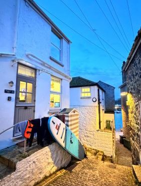 SMUGGLERS HIDE or SMUGGLERS CABIN - EITHER a 2 Bedroom FISHERMANS COTTAGE with Childs Bunk and HARBOUR VIEWS - OR a ground floor private small CABIN ROOM - 10 Metres To Sea Front - Book Both for a 3 Bed House - 2023 GLOBAL REFURBISHMENT AWARD WINNER