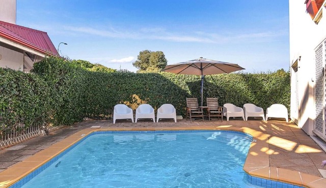 'Smugglers no 11' - swimming pool + heart of Victor Harbor + beach!