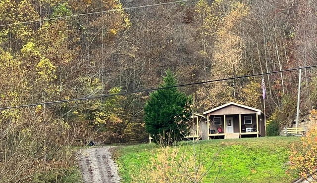 SMUGGLERS RUN: Cozy Cabin, quick & easy access to Hatfield-McCoy trail heads.