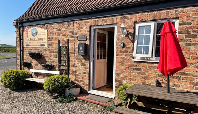 SMYTHY COTTAGE SLEEPING 6 ADJOINING THE FOX COVERT PUB YARM S/C. B&B QUIRKY !