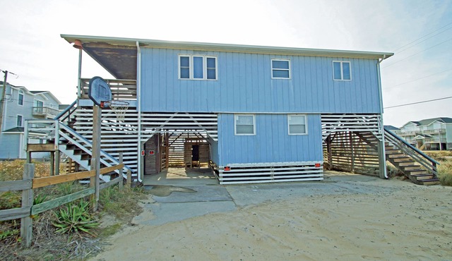 SN9017A- 4 BRs, 3 BAs, Basketball goal and only 3 homes from the beach! WIFI!