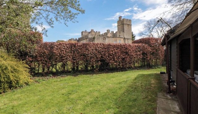 SNAPE CASTLE GARDEN LODGE, pet friendly, with a garden in Bedale