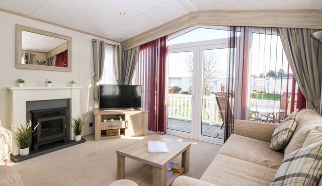 SNAPE LODGE, pet friendly, with pool in Towyn
