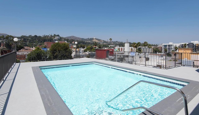 Snazzy 1-Bed Apartment with Rooftop Pool & Hollywood Sign View