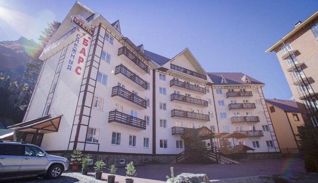 Snezhniy Bars Dombay