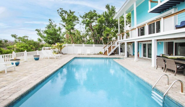 Snook Away - Six bedroom bay front home nicely updated