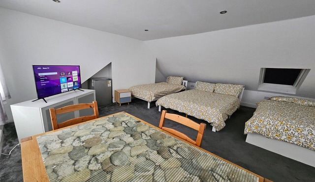 SnoozeDen Westmead| Double Room