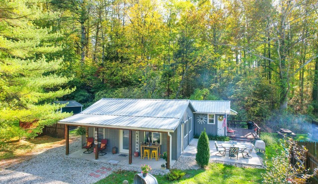 Snoozy Snail short walk to town! Pet Friendly! Charming!