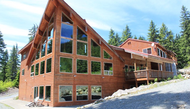 Snoqualmie Pass Lodge - Near Lake Kachess and the summit