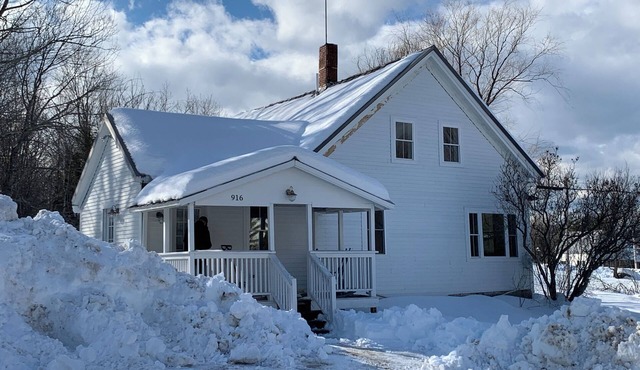 SNOW! 3 ski mtns near this 4-bedroom house in Waterford/great wifi. Sleeps 5.