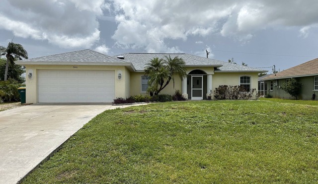 Snow Birds: Monthly discount for newly updated 3 bedroom, 2 bath pool home.