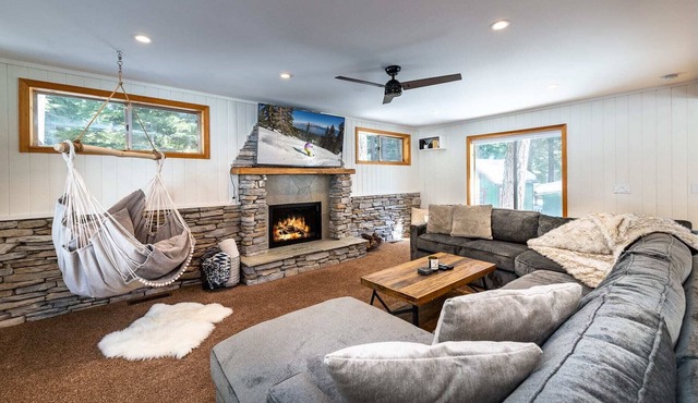 Snow Flower Haven - Newly Remodeled w/ Hot Tub!