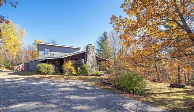 Snow Haus | Hot Tub & Bar | 10 Min to Mount Snow!