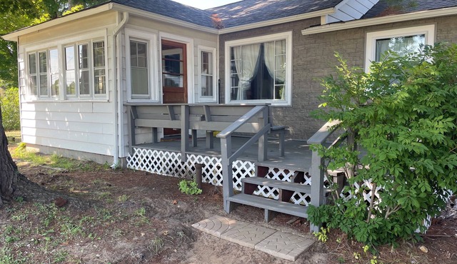 Snow his here sled from your door Cozy 3 bedroom cottage in town-pet friendly!