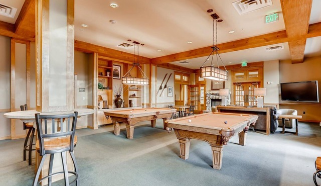 Snow Life - 2bed/2bath Walk to Ski + Pool/Hot Tub