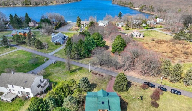 SNOW SEASON! Lodge at Bear Creek Lake, 8 miles to Big Boulder Skiing & tubing.