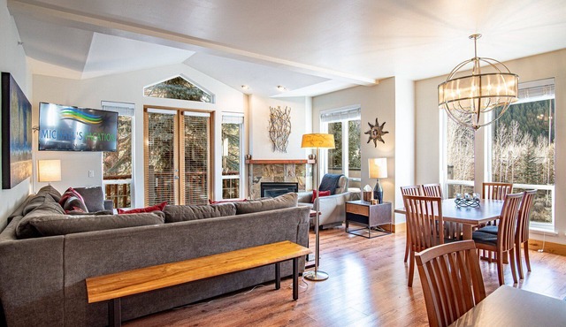 Snow Star Skylight - 3BD 3BA - Hot Tub, Gym, Walk to Ski!