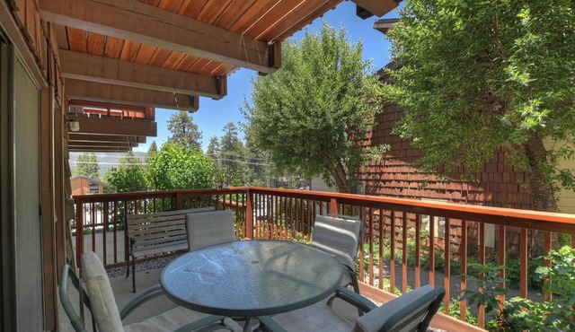 Snow Summit Ridge : Steps to Snow Summit! Pet Friendly! Community Pool! Cable TV! Deck! Patio!