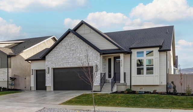 Snowbasin GETAWAY. 6 bedroom family home. Sleeps in 18