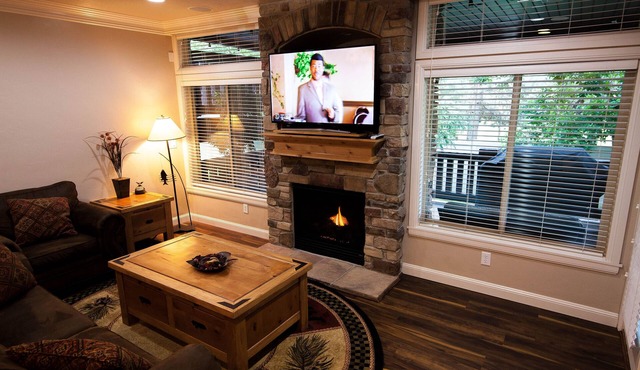 Snowbasin Lakeside Luxury 3bd.Hot tub.Garage. 2300sqft