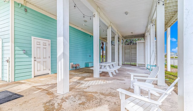 Snowbird-friendly 2-story home with ocean views, shared pool, & outdoor shower