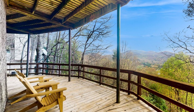 Snowbird-friendly cabin with amazing mountain views, porch & central AC